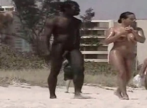 Blackamoor en playa nudista