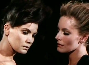 Anita Strindberg,Florinda Bolkan in Lucertola Con Shivering Pelle Di Donna, Una (1971)