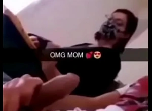 Madre masturba a su hijo