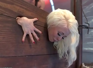 Blonde trapped in wall lay away aggravation fucked