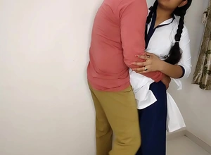 स्कूल वैन ड्राइवर कोमल को लेने घर पर आया और उसी मौके पर चोदा